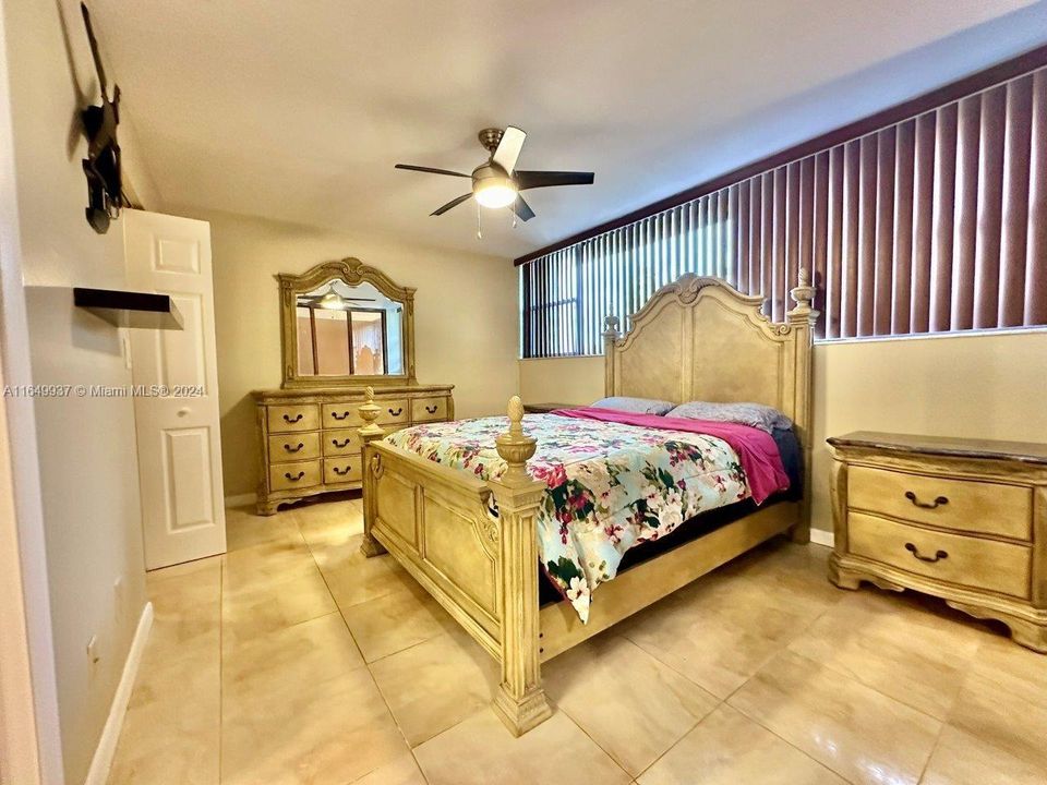 Active With Contract: $2,800 (2 beds, 2 baths, 1368 Square Feet)