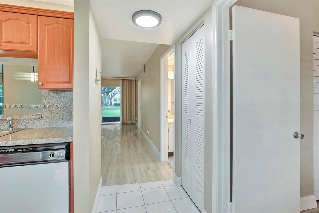 Active With Contract: $2,100 (2 beds, 1 baths, 1020 Square Feet)