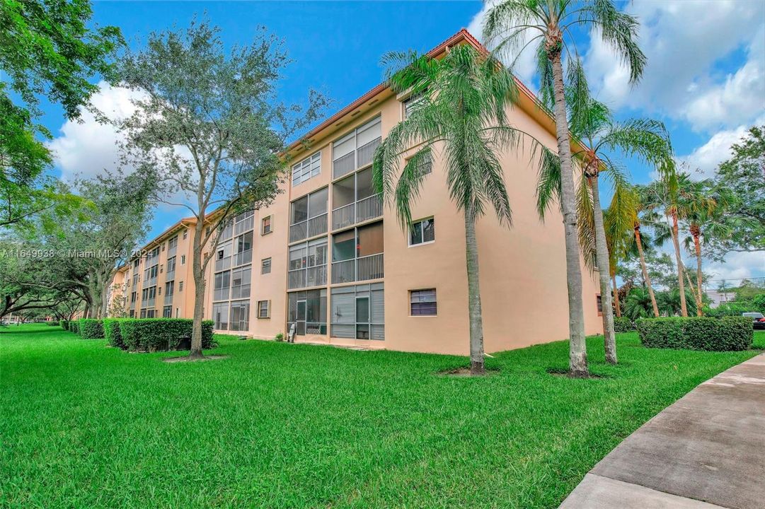 Active With Contract: $2,100 (2 beds, 1 baths, 1020 Square Feet)