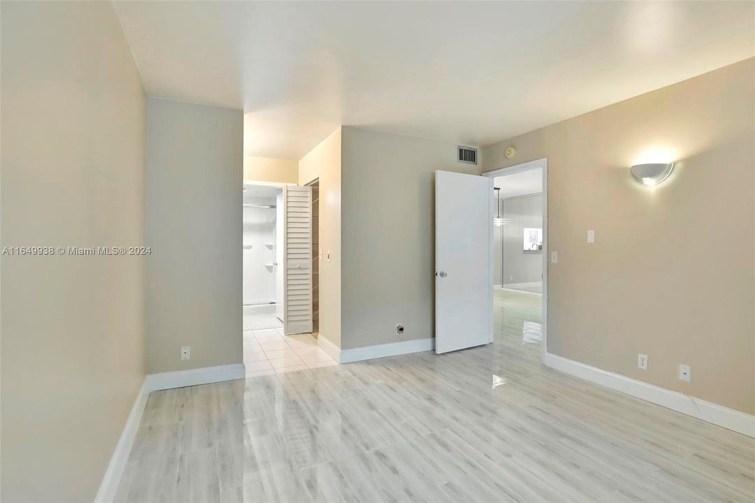 Active With Contract: $2,100 (2 beds, 1 baths, 1020 Square Feet)