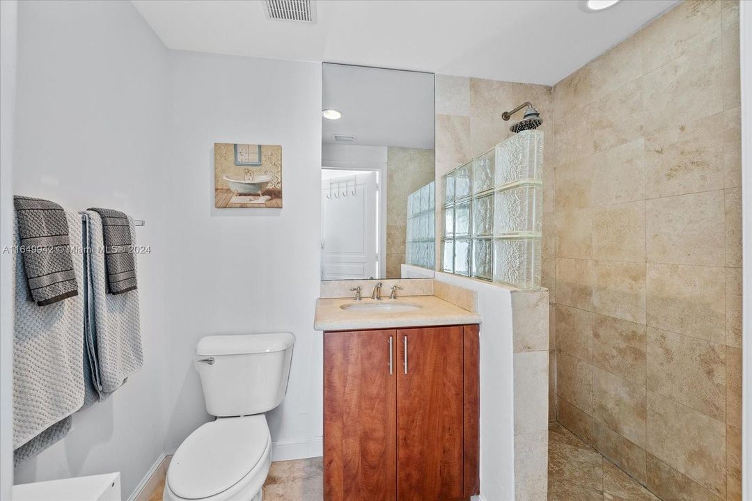 For Sale: $450,000 (1 beds, 1 baths, 429 Square Feet)