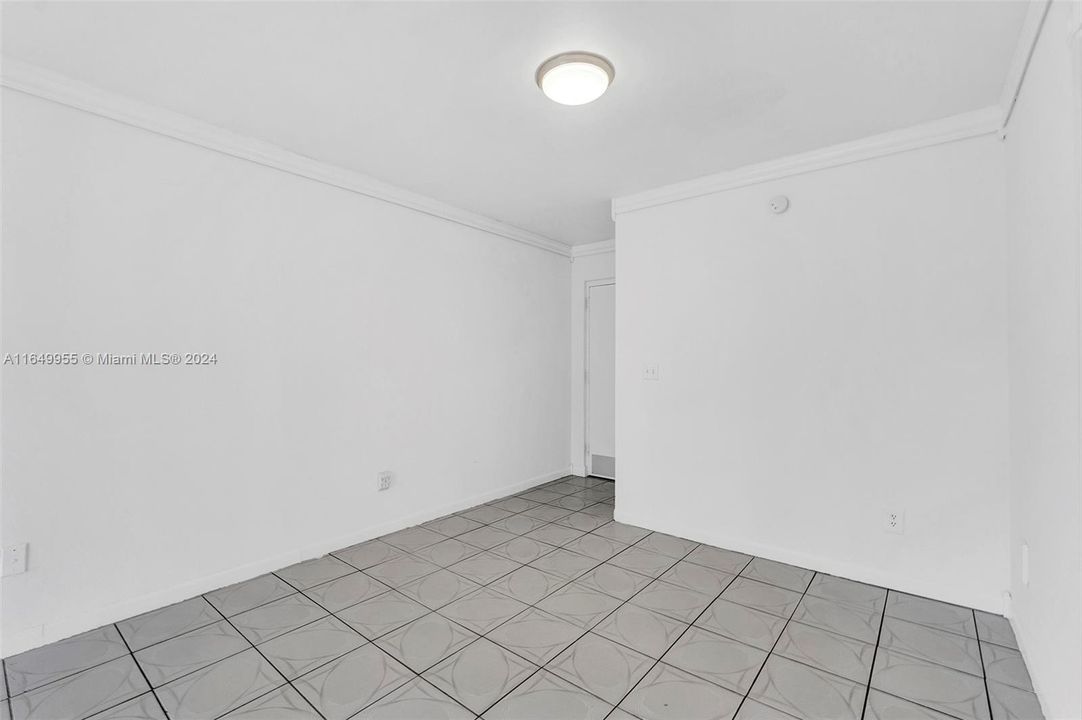 For Sale: $275,000 (2 beds, 1 baths, 706 Square Feet)