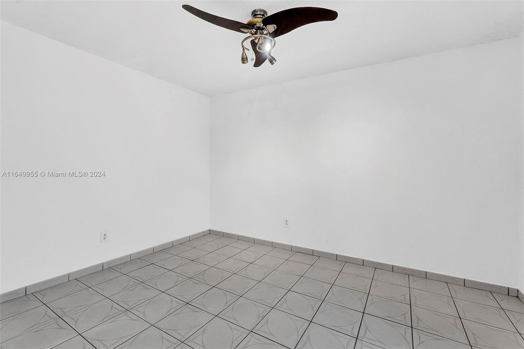 For Sale: $275,000 (2 beds, 1 baths, 706 Square Feet)