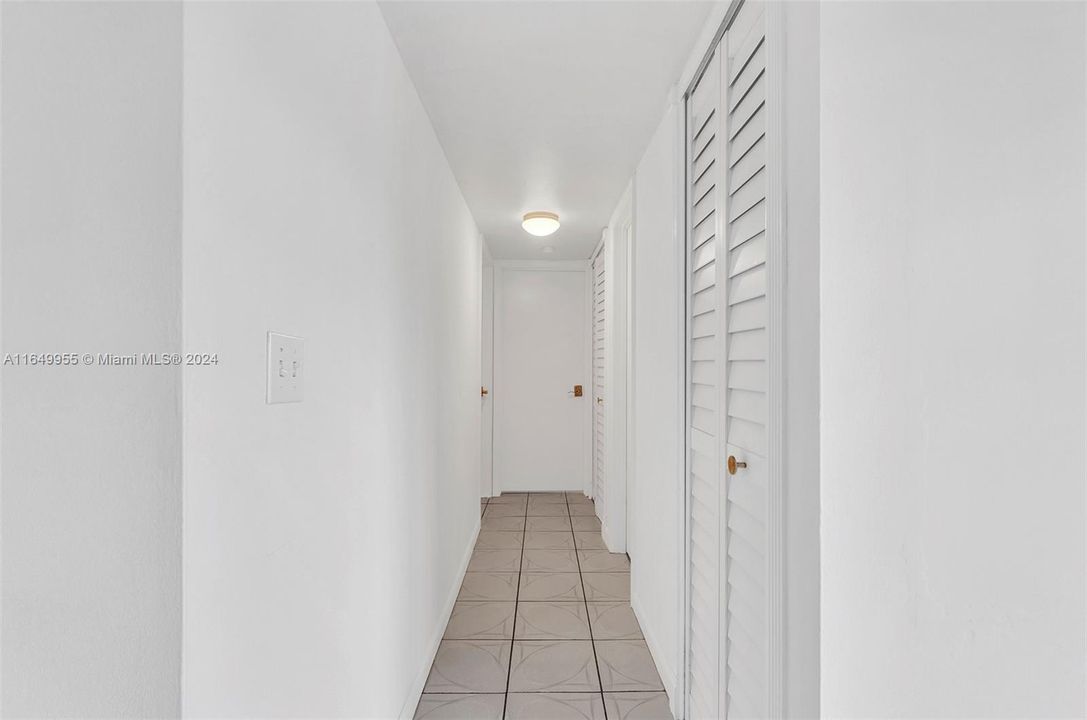 For Sale: $275,000 (2 beds, 1 baths, 706 Square Feet)