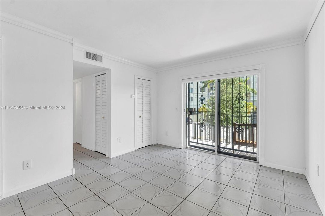 For Sale: $275,000 (2 beds, 1 baths, 706 Square Feet)