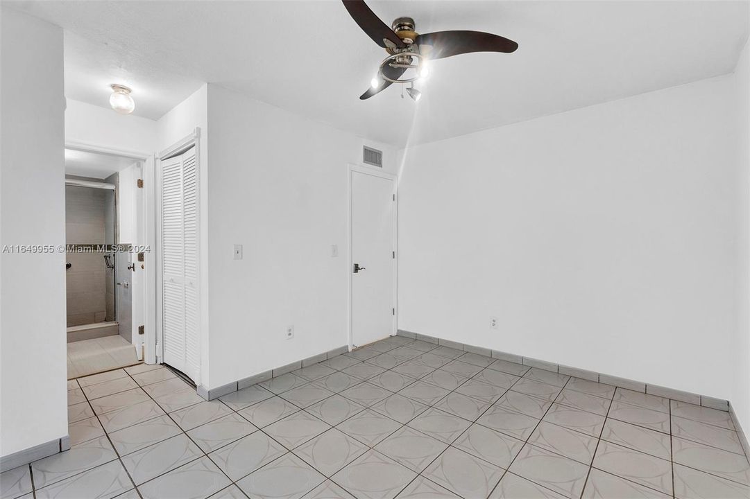 For Sale: $275,000 (2 beds, 1 baths, 706 Square Feet)