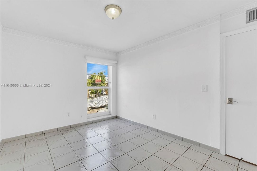 For Sale: $275,000 (2 beds, 1 baths, 706 Square Feet)