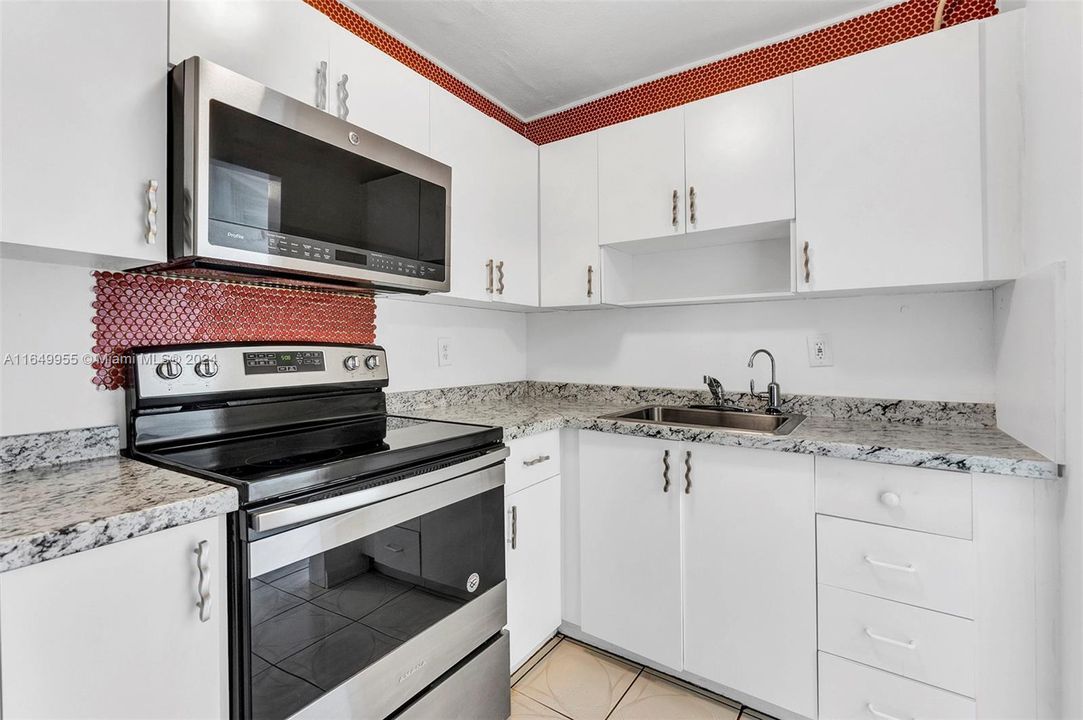 For Sale: $275,000 (2 beds, 1 baths, 706 Square Feet)