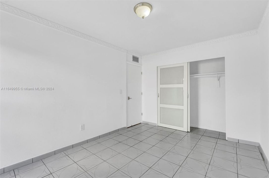 For Sale: $275,000 (2 beds, 1 baths, 706 Square Feet)