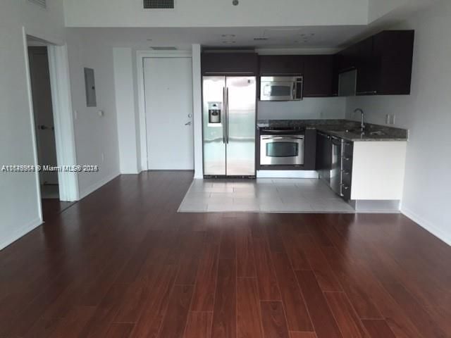 For Sale: $530,000 (1 beds, 1 baths, 639 Square Feet)