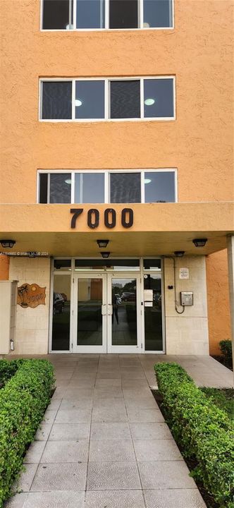 Active With Contract: $1,650 (1 beds, 1 baths, 650 Square Feet)