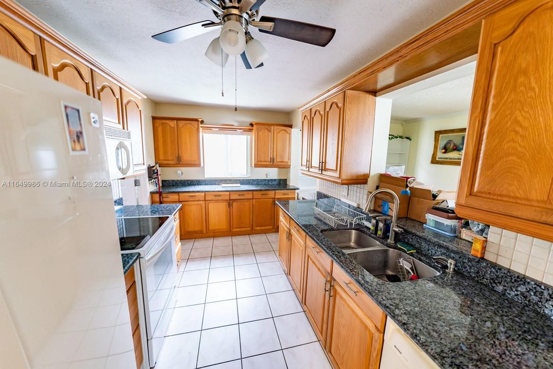 For Sale: $350,000 (2 beds, 2 baths, 1317 Square Feet)