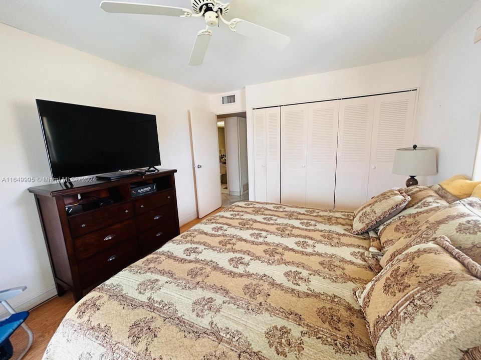 For Sale: $205,000 (2 beds, 2 baths, 880 Square Feet)