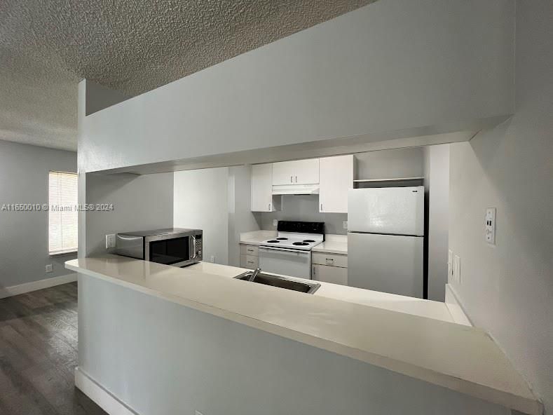 Недавно арендовано: $2,350 (2 спален, 2 ванн, 1075 Квадратных фут)