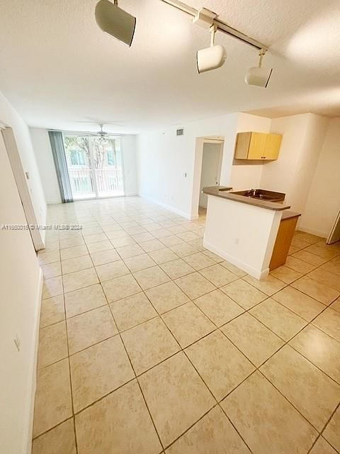 For Sale: $230,000 (1 beds, 1 baths, 793 Square Feet)