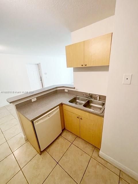 For Sale: $230,000 (1 beds, 1 baths, 793 Square Feet)