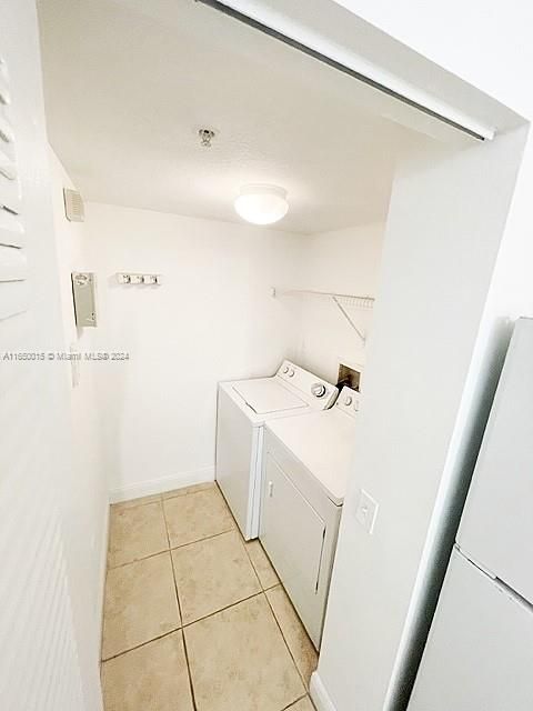 For Sale: $230,000 (1 beds, 1 baths, 793 Square Feet)