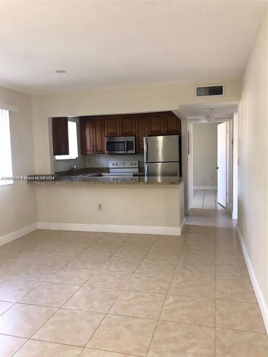 Active With Contract: $2,195 (2 beds, 2 baths, 820 Square Feet)