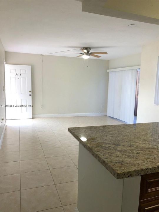 Active With Contract: $2,195 (2 beds, 2 baths, 820 Square Feet)