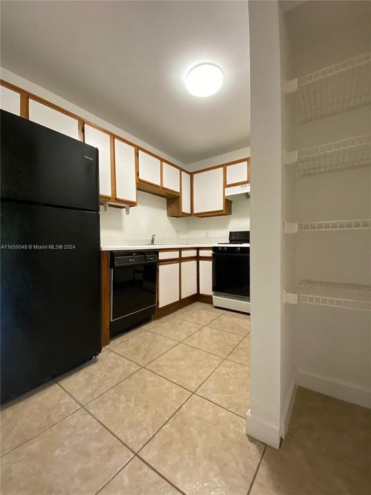 For Sale: $230,000 (1 beds, 1 baths, 693 Square Feet)