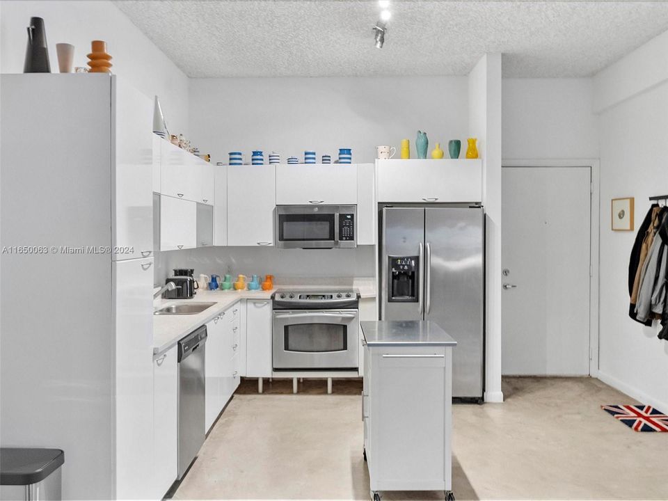 For Sale: $364,900 (1 beds, 1 baths, 784 Square Feet)