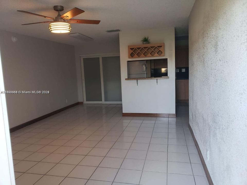 For Rent: $1,800 (2 beds, 1 baths, 829 Square Feet)