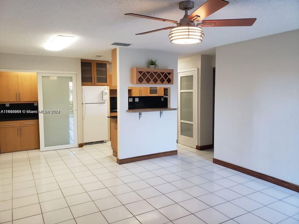 For Rent: $1,800 (2 beds, 1 baths, 829 Square Feet)