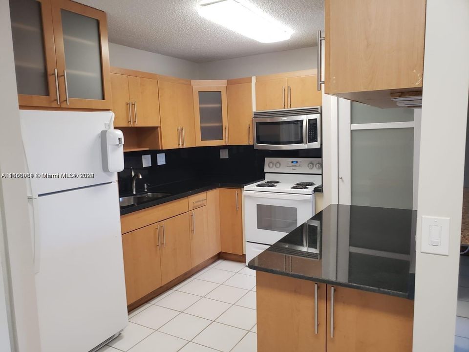 For Rent: $1,800 (2 beds, 1 baths, 829 Square Feet)