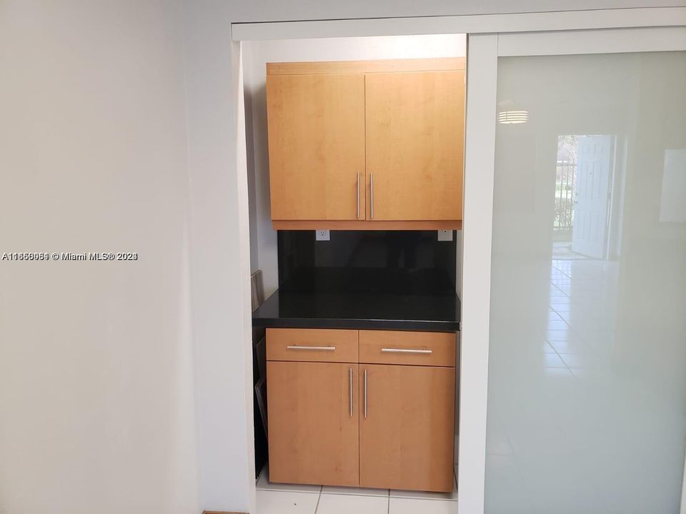 For Rent: $1,800 (2 beds, 1 baths, 829 Square Feet)