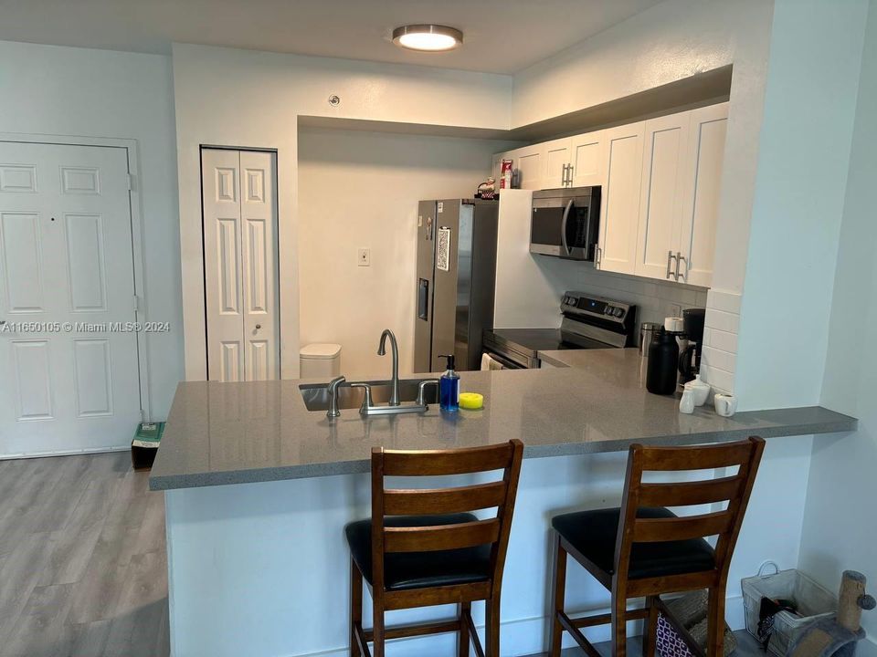 For Rent: $2,100 (2 beds, 2 baths, 809 Square Feet)