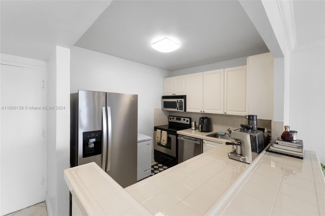 For Sale: $300,000 (1 beds, 1 baths, 817 Square Feet)