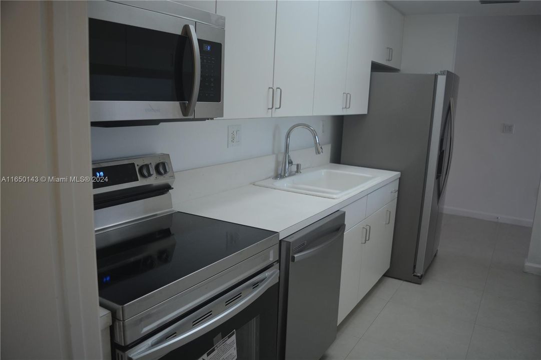 Active With Contract: $2,590 (2 beds, 2 baths, 1130 Square Feet)