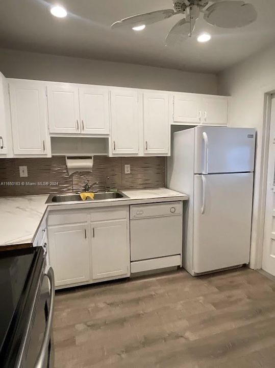 For Sale: $179,000 (1 beds, 1 baths, 741 Square Feet)