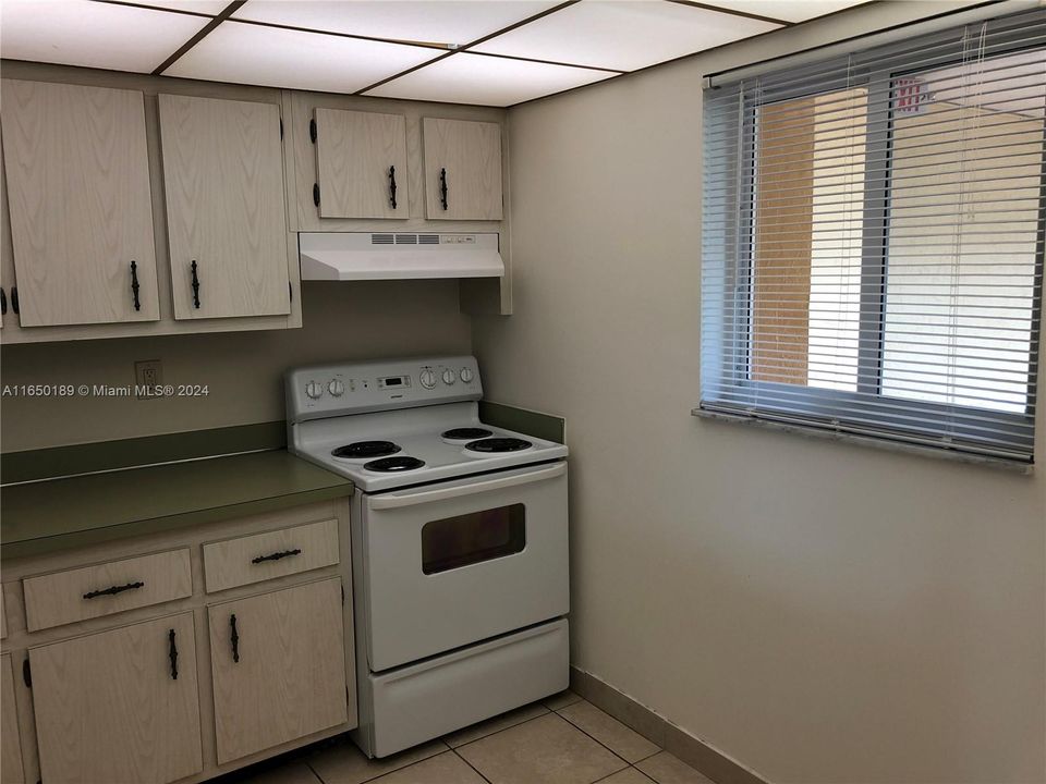 For Rent: $1,850 (1 beds, 1 baths, 712 Square Feet)