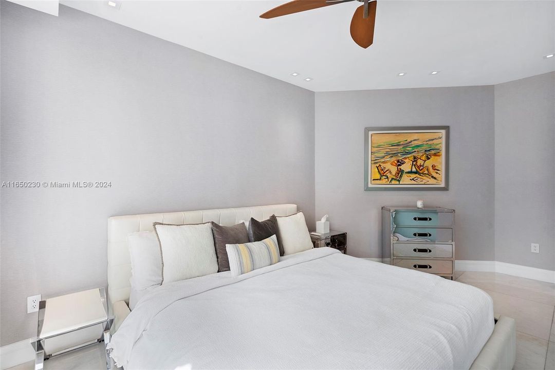 For Sale: $1,900,000 (1 beds, 1 baths, 690 Square Feet)