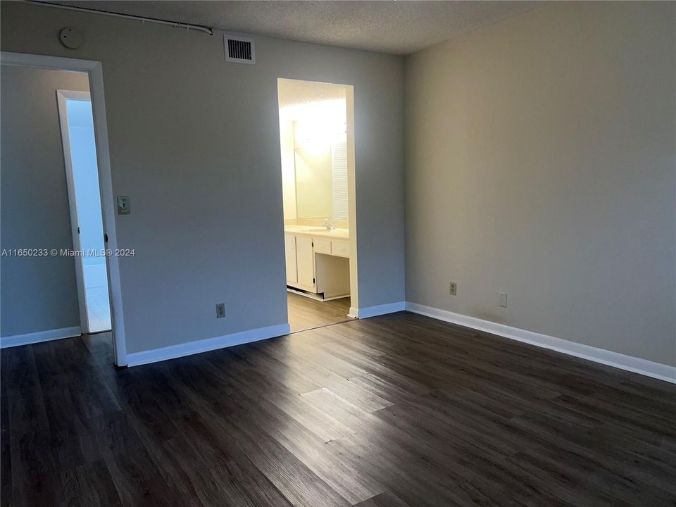 Active With Contract: $1,650 (1 beds, 1 baths, 700 Square Feet)