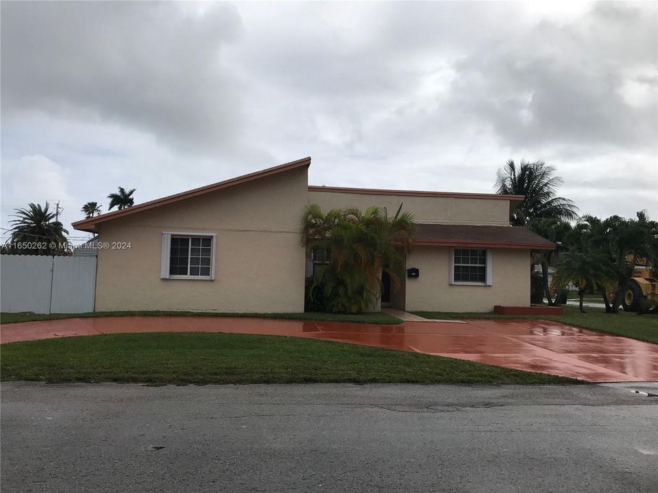 Recently Rented: $3,000 (3 beds, 2 baths, 1491 Square Feet)