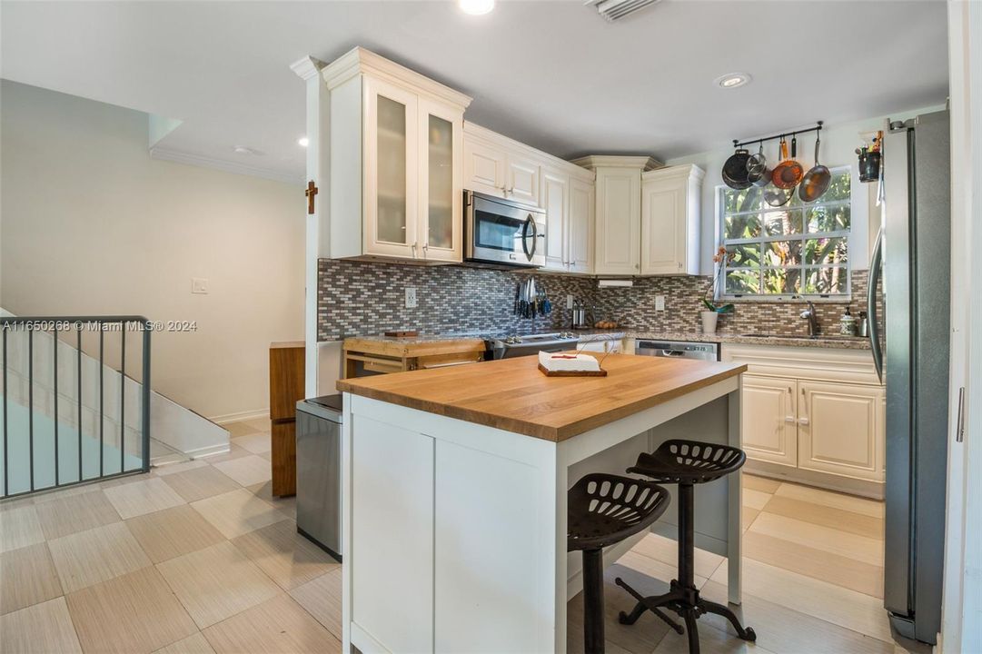 Recently Rented: $3,400 (2 beds, 2 baths, 1340 Square Feet)