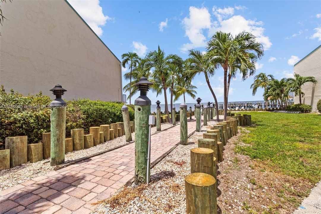 For Sale: $629,000 (2 beds, 2 baths, 1337 Square Feet)