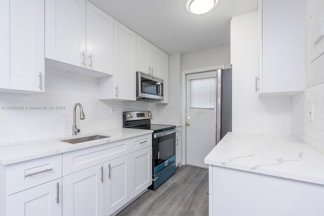 For Sale: $244,000 (1 beds, 1 baths, 667 Square Feet)