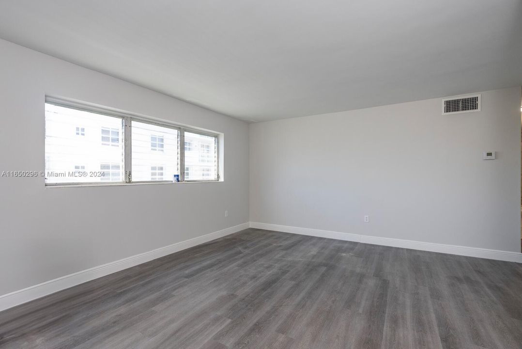 For Sale: $244,000 (1 beds, 1 baths, 667 Square Feet)