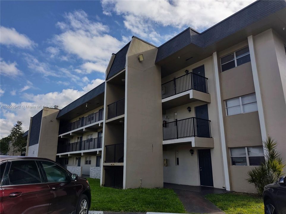 Recently Rented: $1,800 (2 beds, 2 baths, 949 Square Feet)