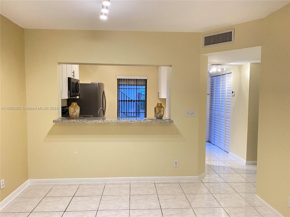 Active With Contract: $2,050 (2 beds, 2 baths, 850 Square Feet)