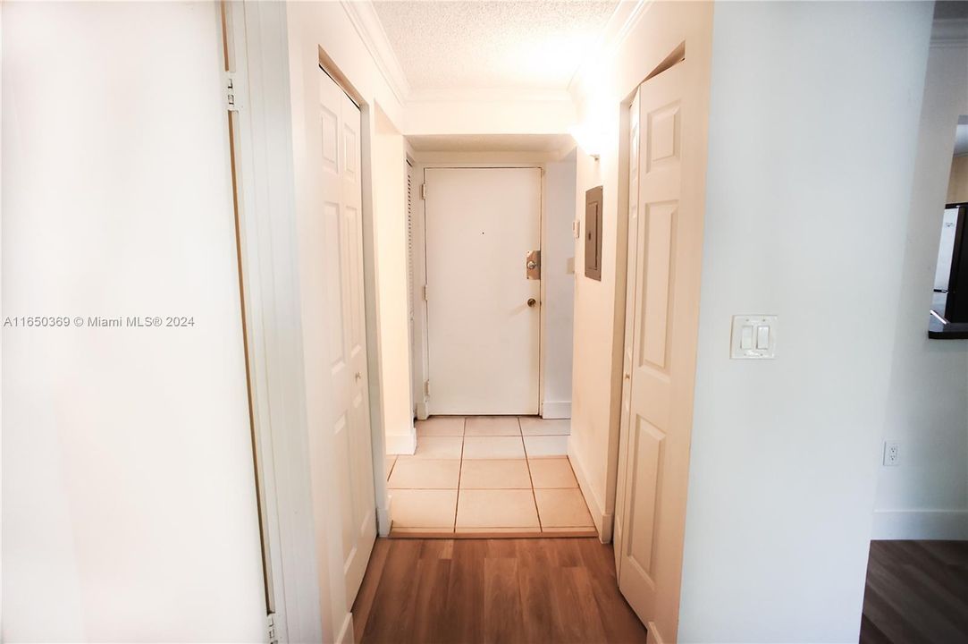 Active With Contract: $1,900 (1 beds, 1 baths, 634 Square Feet)