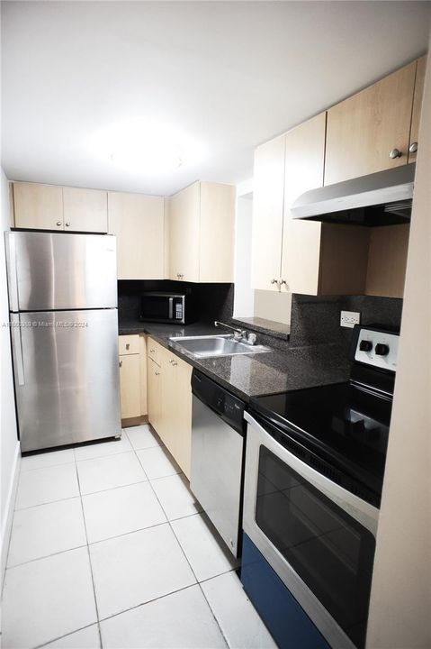 Active With Contract: $1,900 (1 beds, 1 baths, 634 Square Feet)