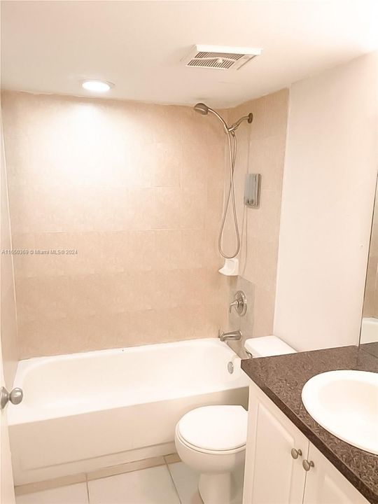 Active With Contract: $1,900 (1 beds, 1 baths, 634 Square Feet)