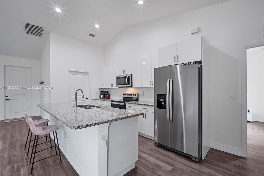 For Sale: $299,900 (3 beds, 2 baths, 1408 Square Feet)