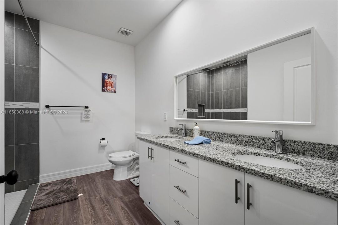 For Sale: $299,900 (3 beds, 2 baths, 1408 Square Feet)