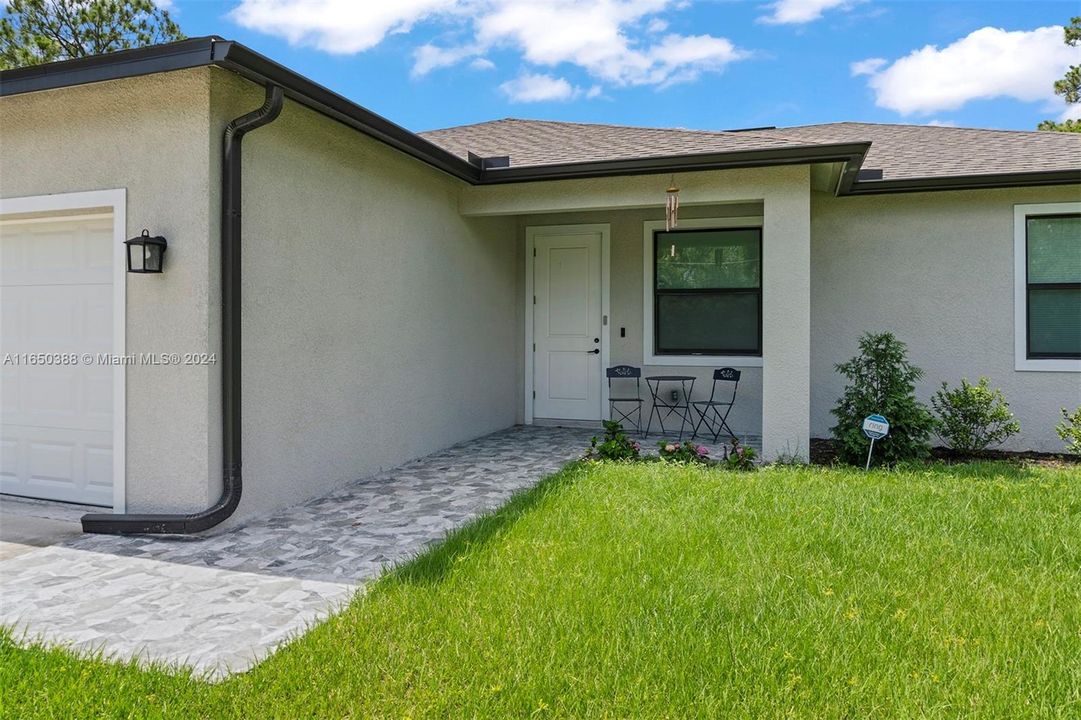 For Sale: $299,900 (3 beds, 2 baths, 1408 Square Feet)