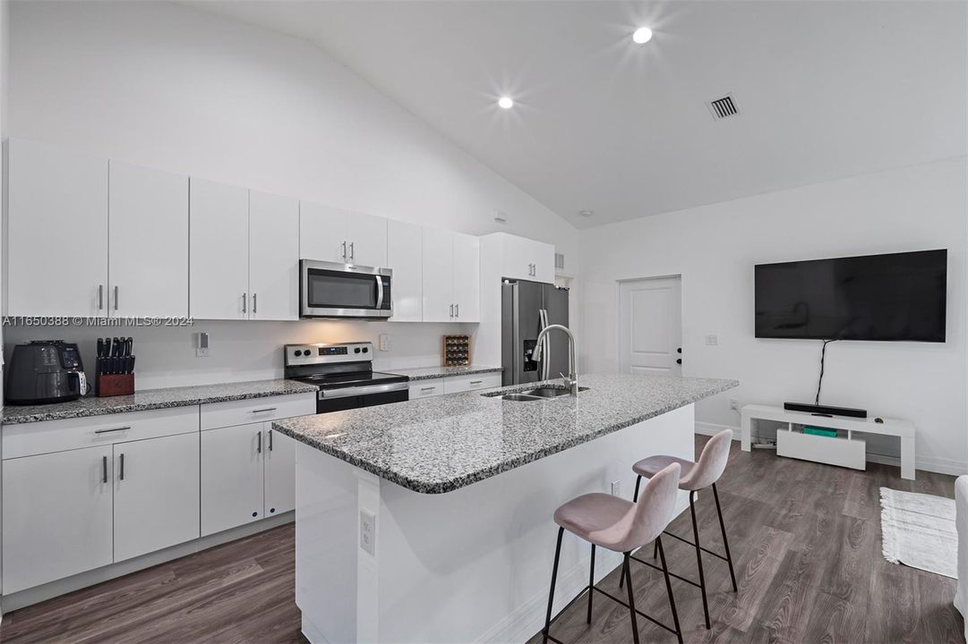 For Sale: $299,900 (3 beds, 2 baths, 1408 Square Feet)